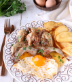 CODORNIZ COM OVO ESTRELADO À PORTUGUESA